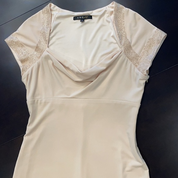 Pale Yellow with Crystal detailing - Picture 3 of 9